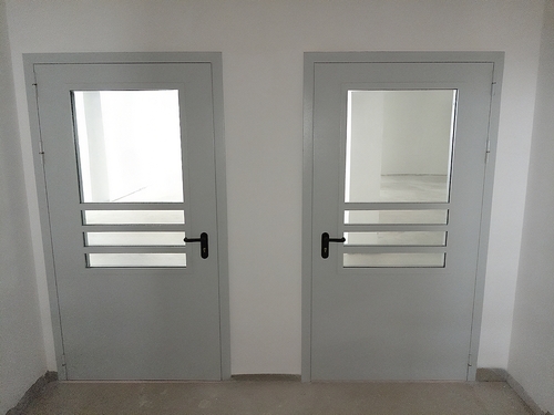 Двери с большими стёклами