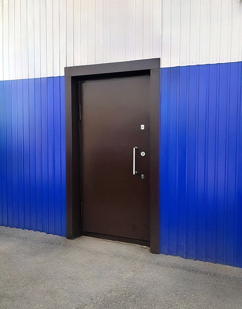 Техническая коричневая дверь