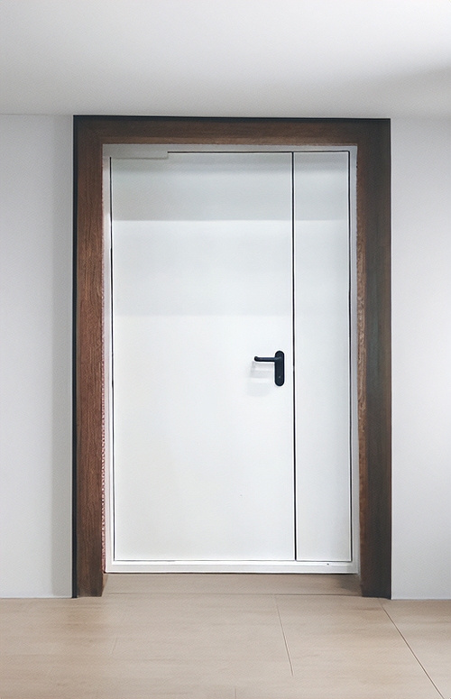 Полуторная белая дверь