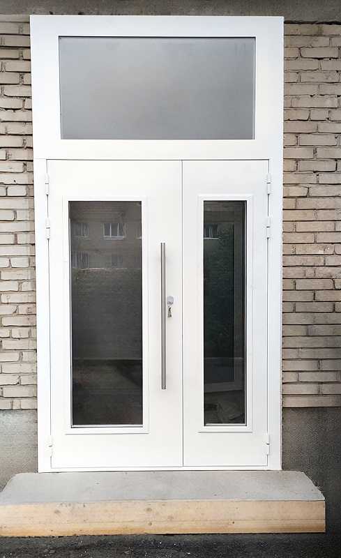 Подъездная остекленная дверь