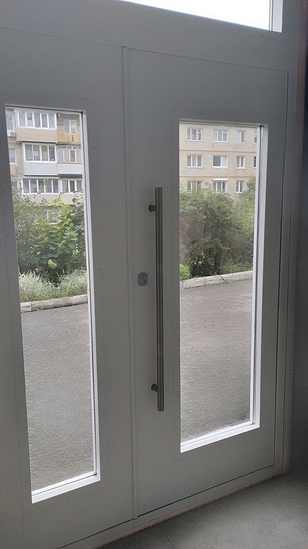 Подъездная остекленная дверь