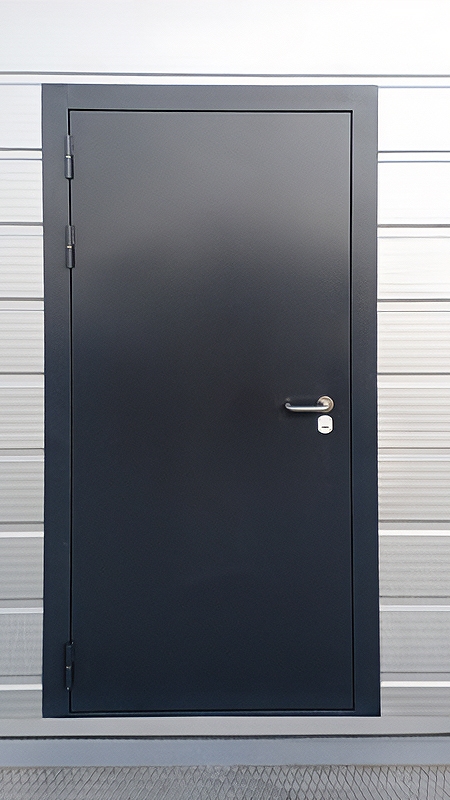Черная техническая дверь