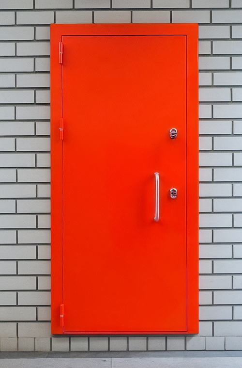 Оранжевая техническая дверь
