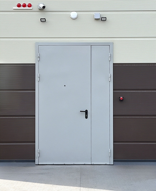 Полуторная серая дверь