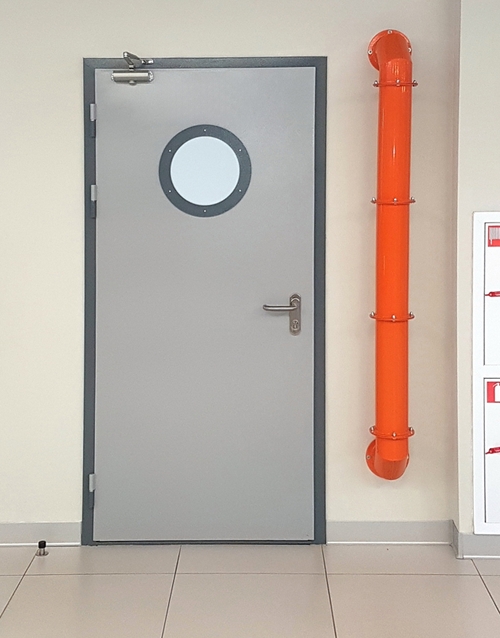 Дверь с круглым окном и доводчиком