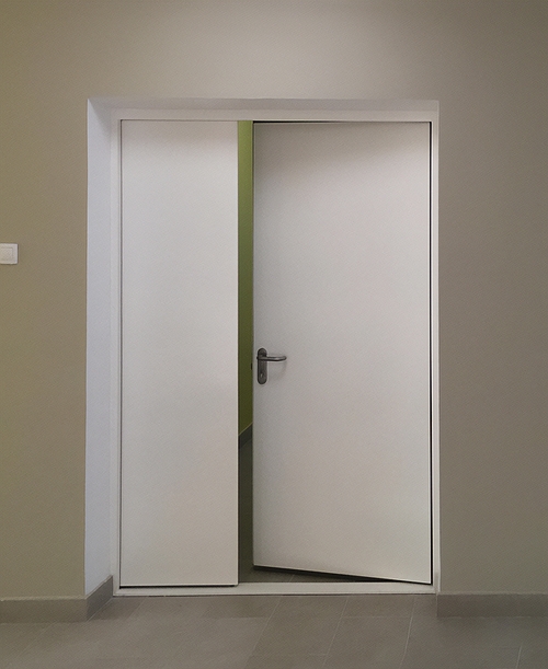 Белая глухая дверь (1,5 створки) Белая глухая дверь (1,5 створки)