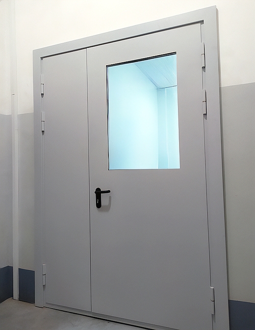 Дверь с огнестойким остеклением