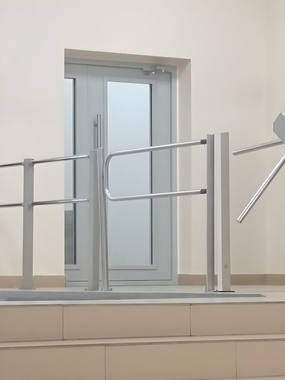 Дверь в деловом центре
