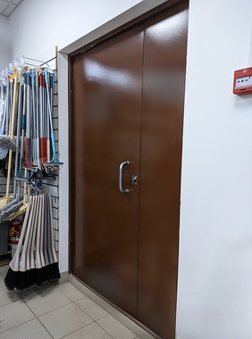 Техническая дверь в магазине
